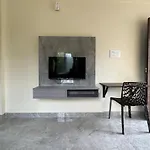 Cozy Room 1Bhk With Lift 503