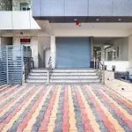 Fabhotel Redmoon Suites