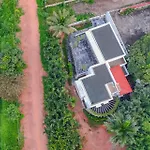 Stayvista At The Lakeshore With Lake View, Wifi, Garden
