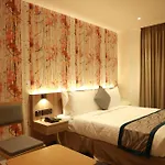 City Lake Hotel