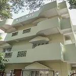 Oyo 11592 Hotel Red Carpet Residence