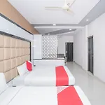 Oyo 15352 Sahara Suites