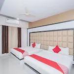 Oyo 15352 Sahara Suites