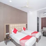 Oyo 15352 Sahara Suites