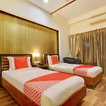 Capital O 13090 Astor Hotel