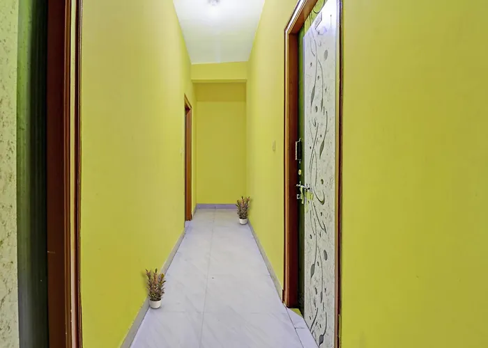 Hotel O M B R Guest House
