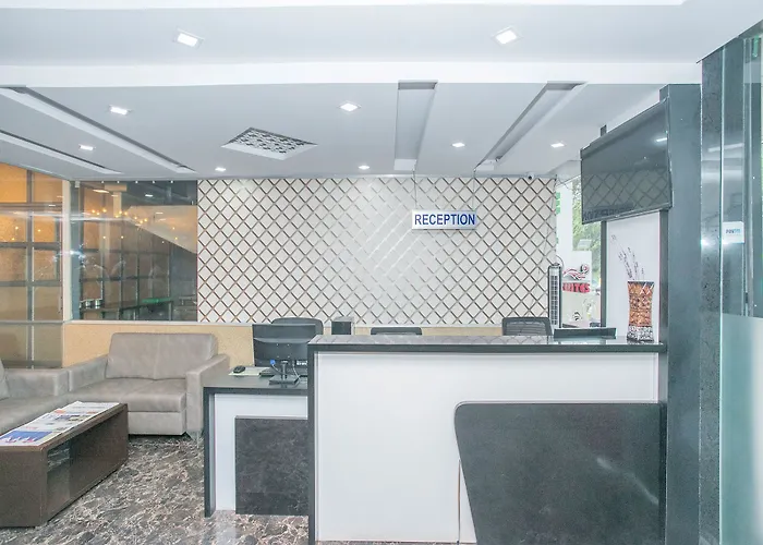 Oyo 15352 Sahara Suites