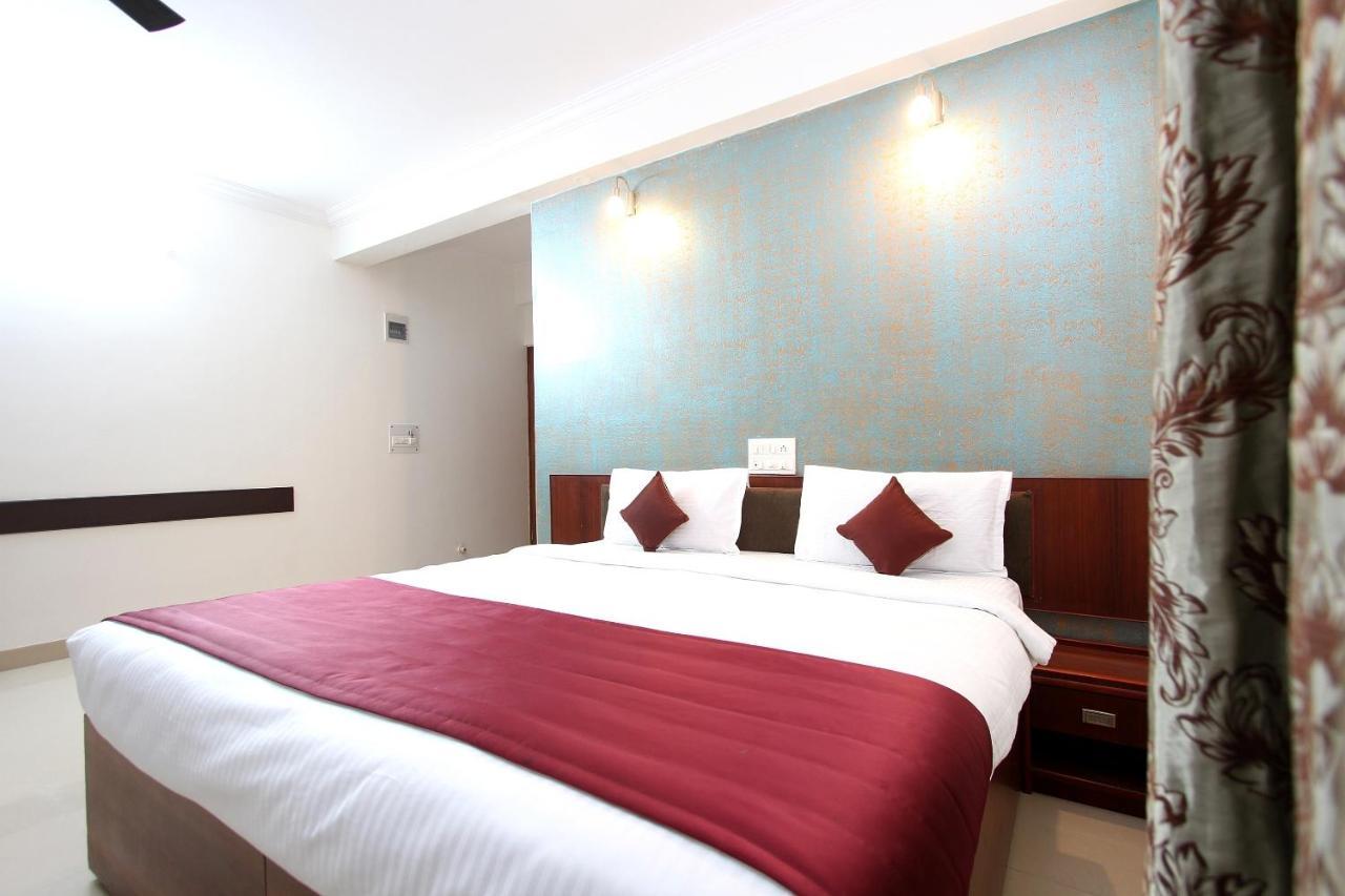 Hotel Oyo 9959 Varcity Ruby 3*
