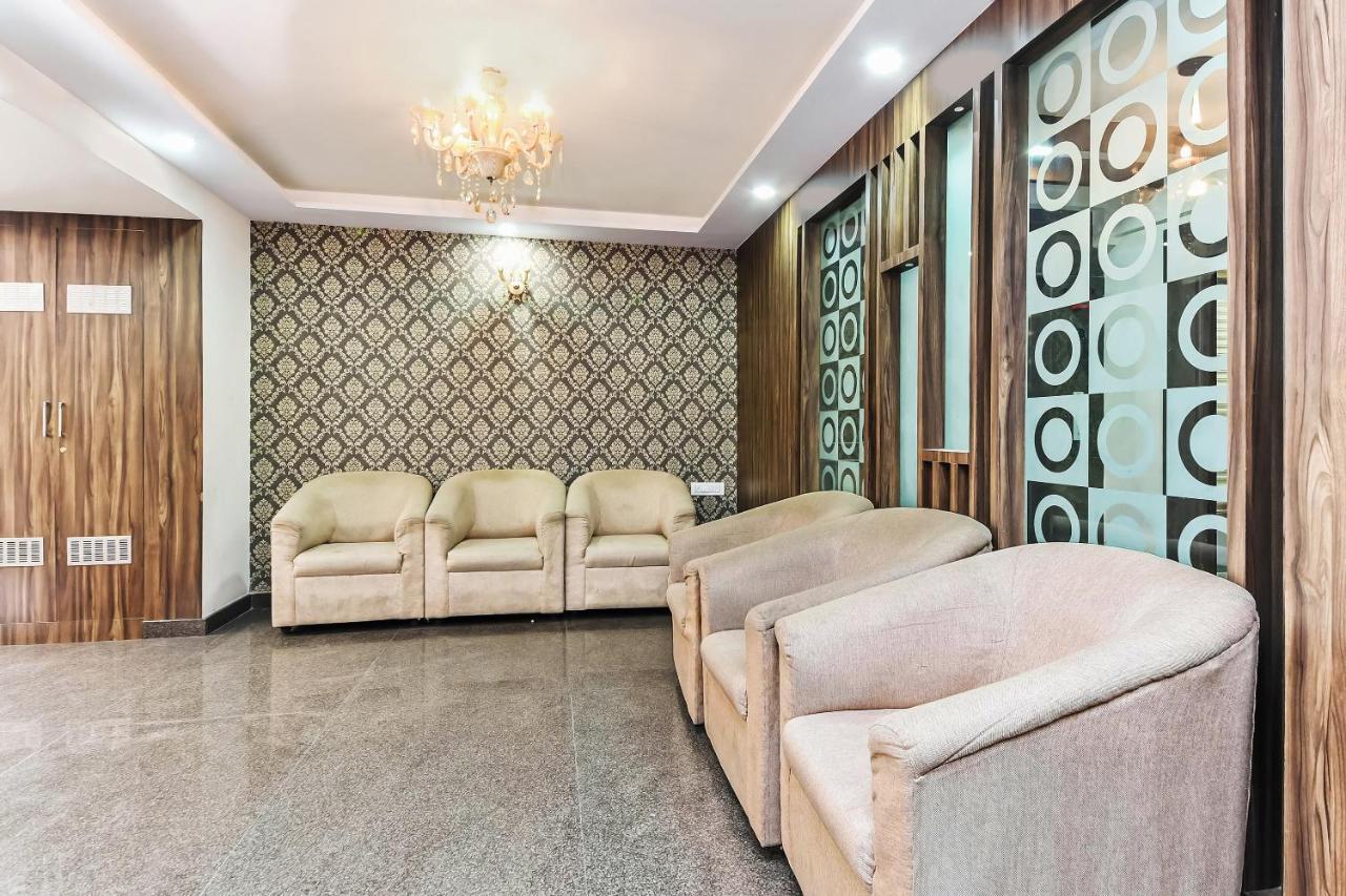 Hotel Oyo 12544 Varcity Twin Towers 3*