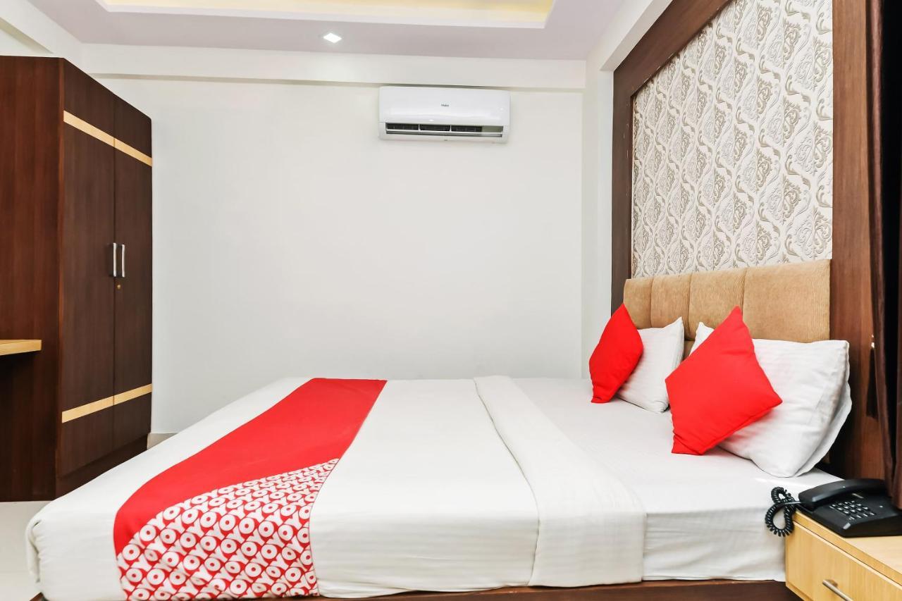 Hotel Oyo 12544 Varcity Twin Towers 3*