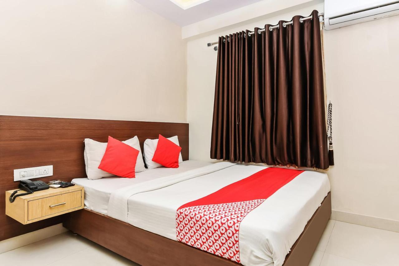 Oyo 12544 Varcity Twin Towers Bangalore