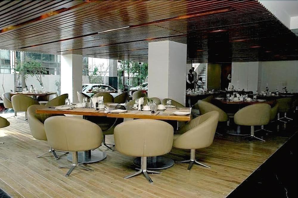 Monarch Luxur - Infantry Road Hotel