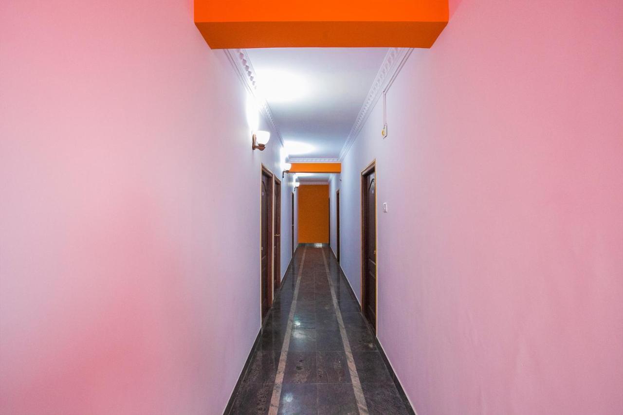 Hotel Oyo 16123 Chandana Deluxe 3*