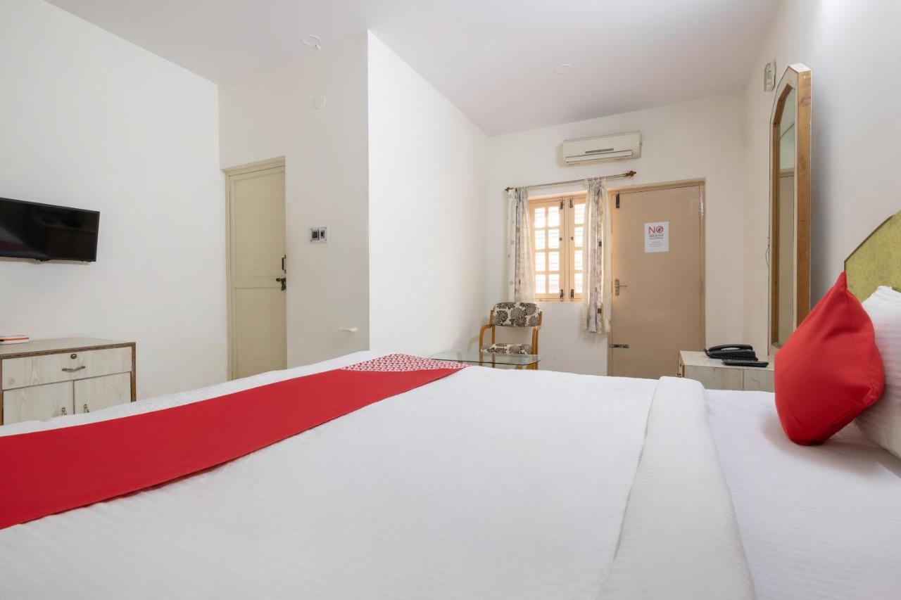 Oyo 16123 Chandana Deluxe 3*