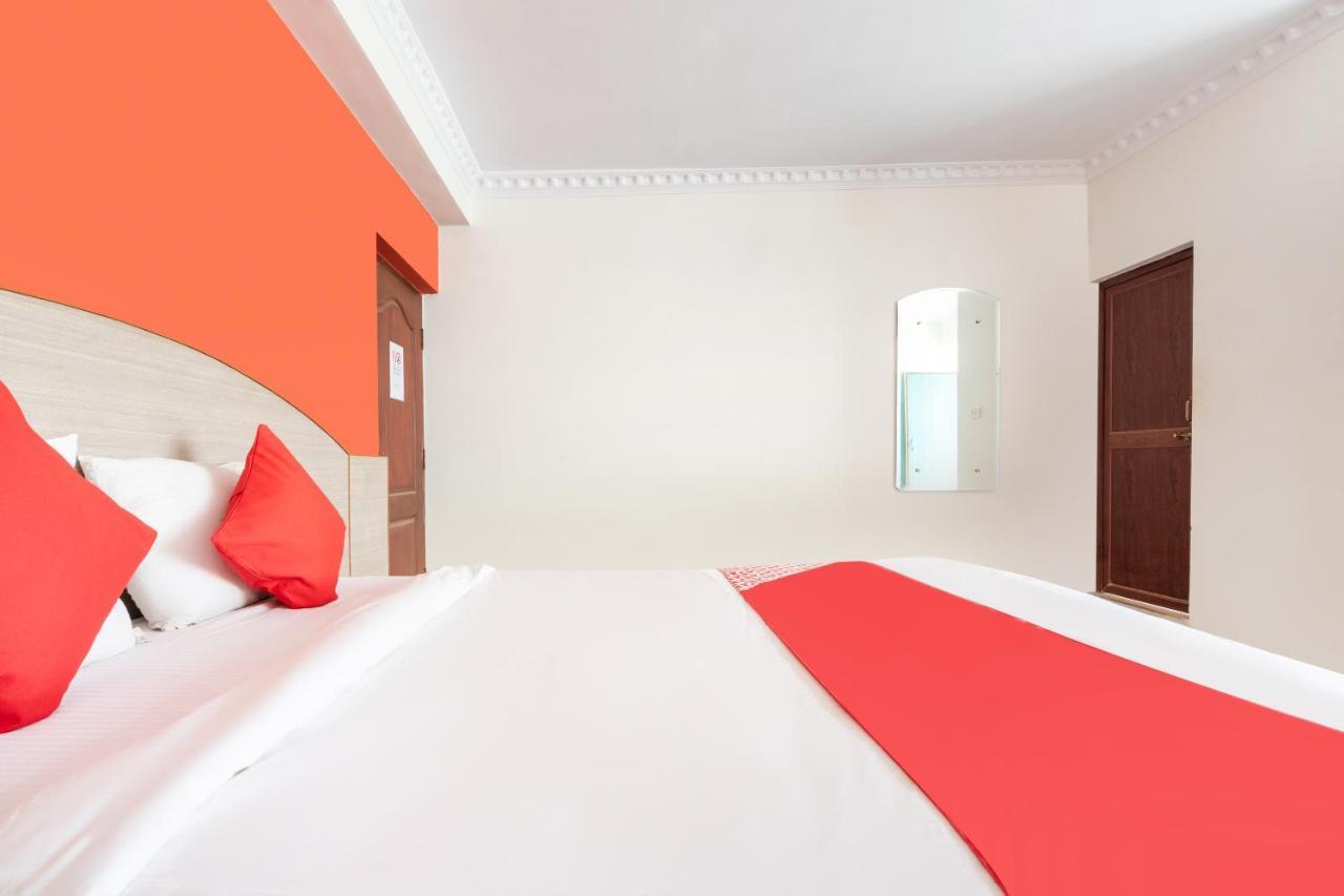 Oyo 16123 Chandana Deluxe 3*