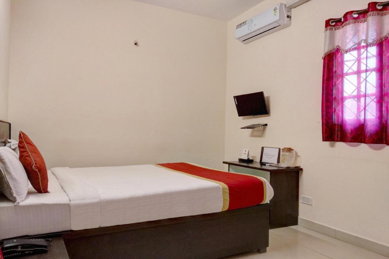 Hotel Oyo Flagship 9018 The Residency 3*