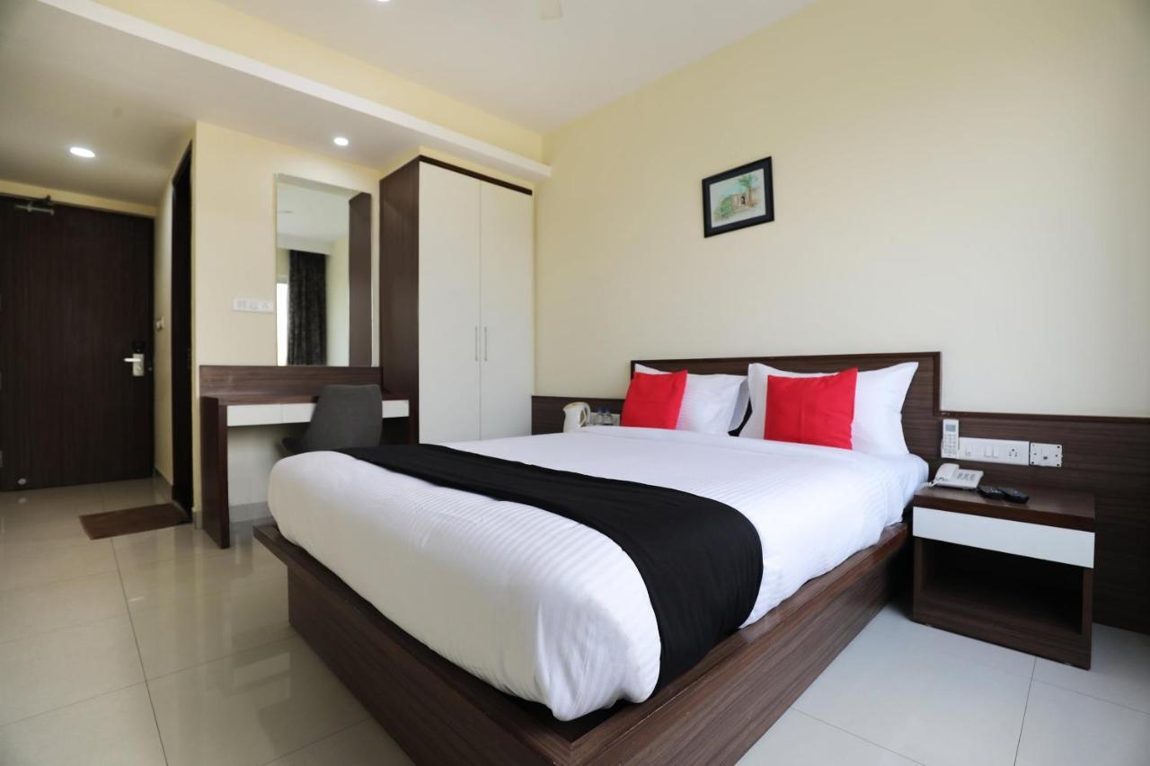 Capital O 28398 Mysore Gate Hotel