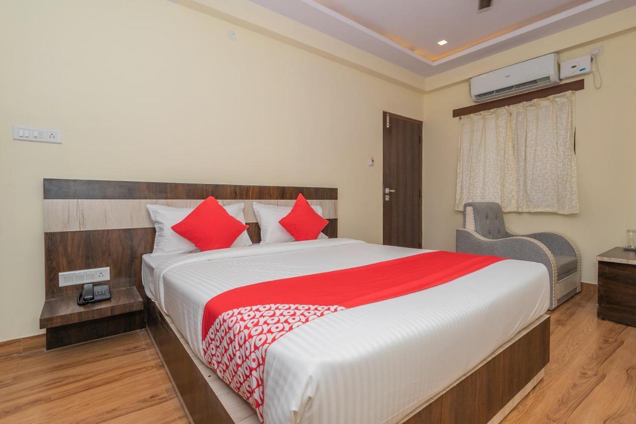 Hotel Oyo 36197 Royal Wood 3*