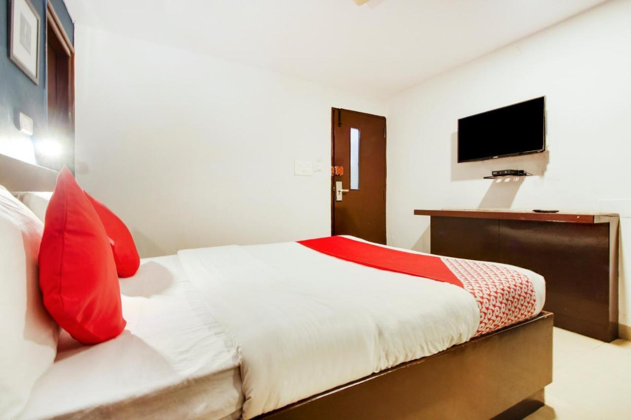 Hotel Vaccinated Staff - Oyo 72492 A K Residency 3*