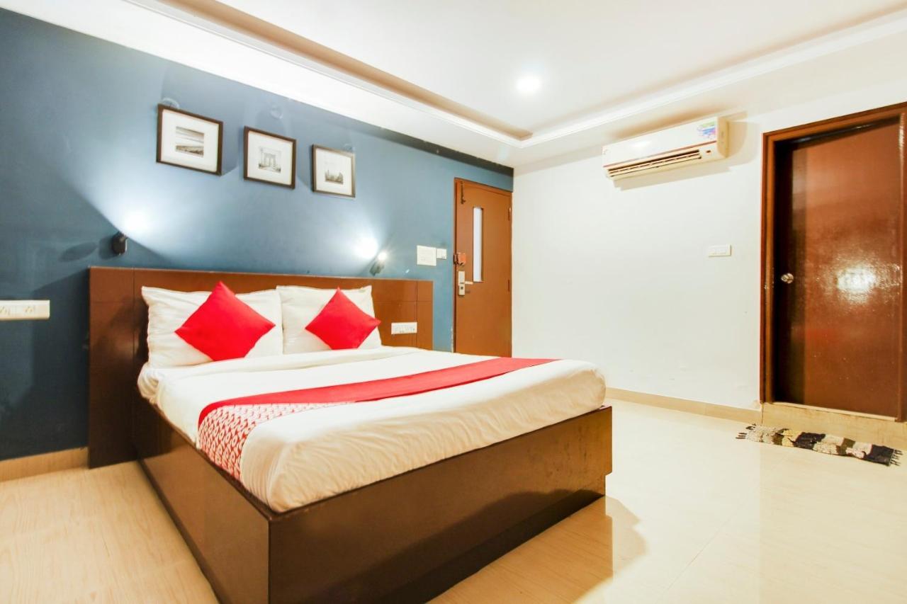Vaccinated Staff - Oyo 72492 A K Residency Bangalore