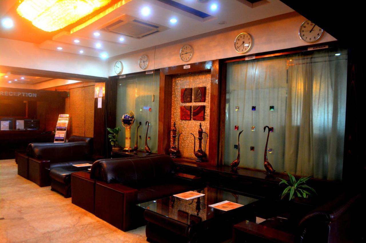 Centaur And Convention Center- Vaccinated Staff Hotel