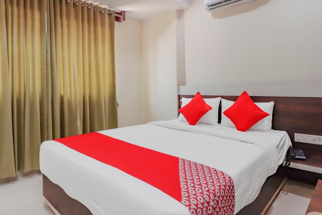 Oyo Flagship 80044 Royal Wood Deluxe Hotel