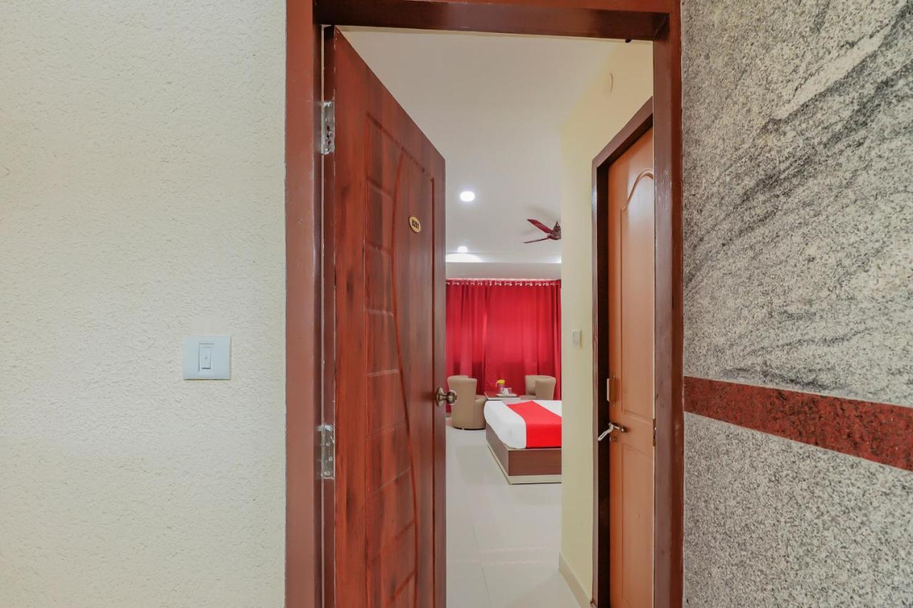 Hotel Oyo Flagship 80044 Royal Wood Deluxe 3*