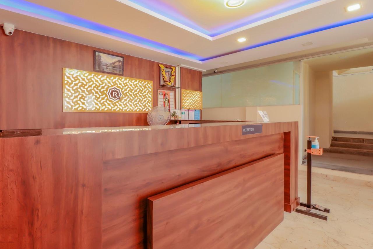 Hotel Oyo Flagship 80044 Royal Wood Deluxe 3*