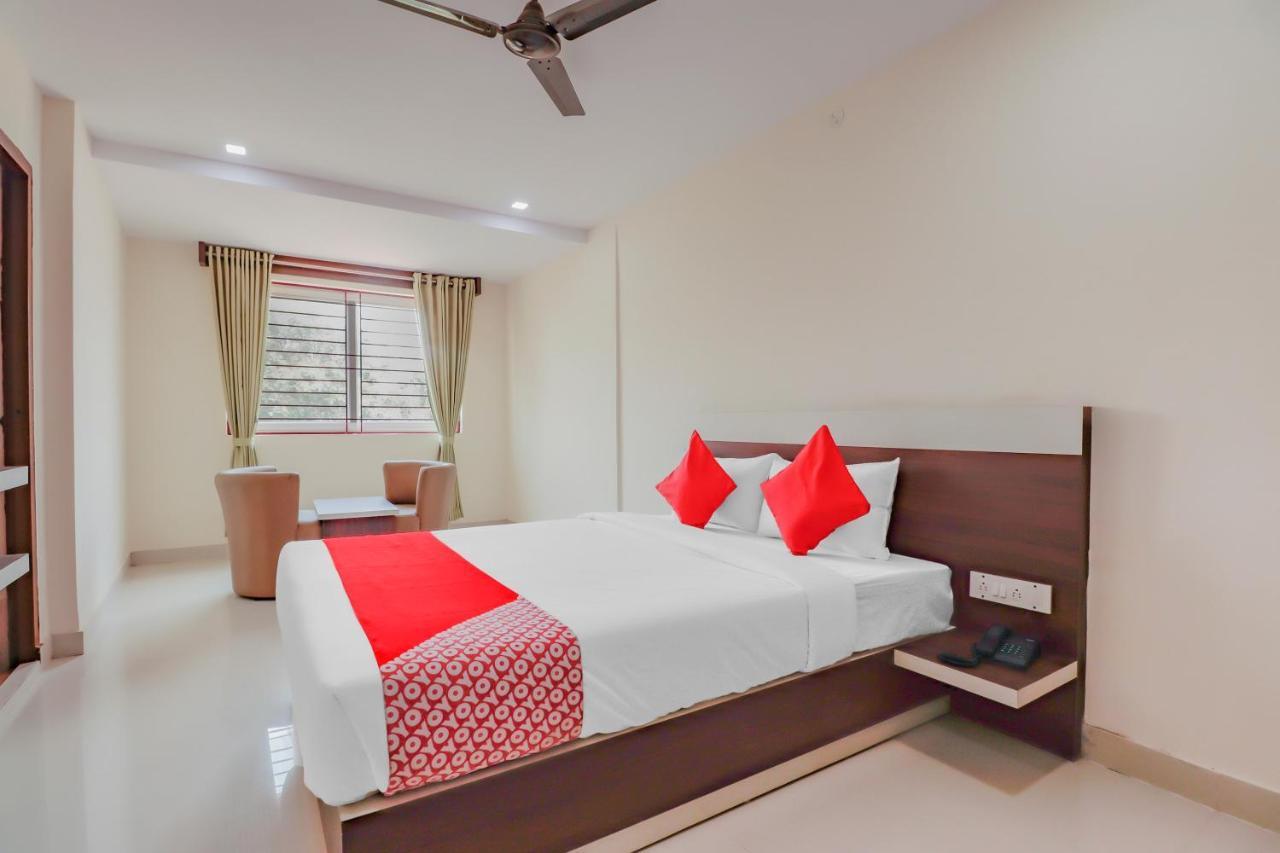 Oyo Flagship 80044 Royal Wood Deluxe Hotel Bangalore