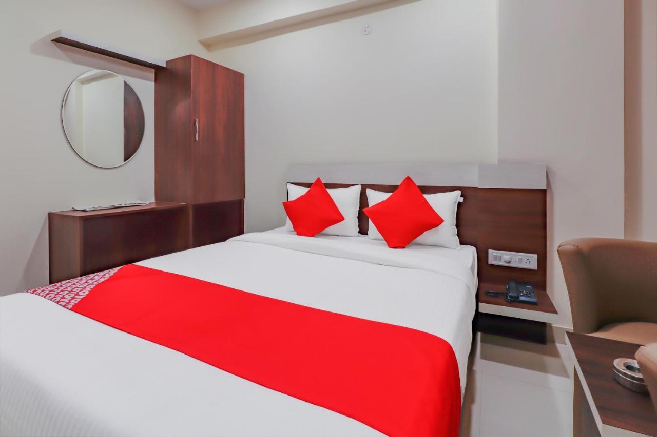 Oyo Flagship 80044 Royal Wood Deluxe 3*