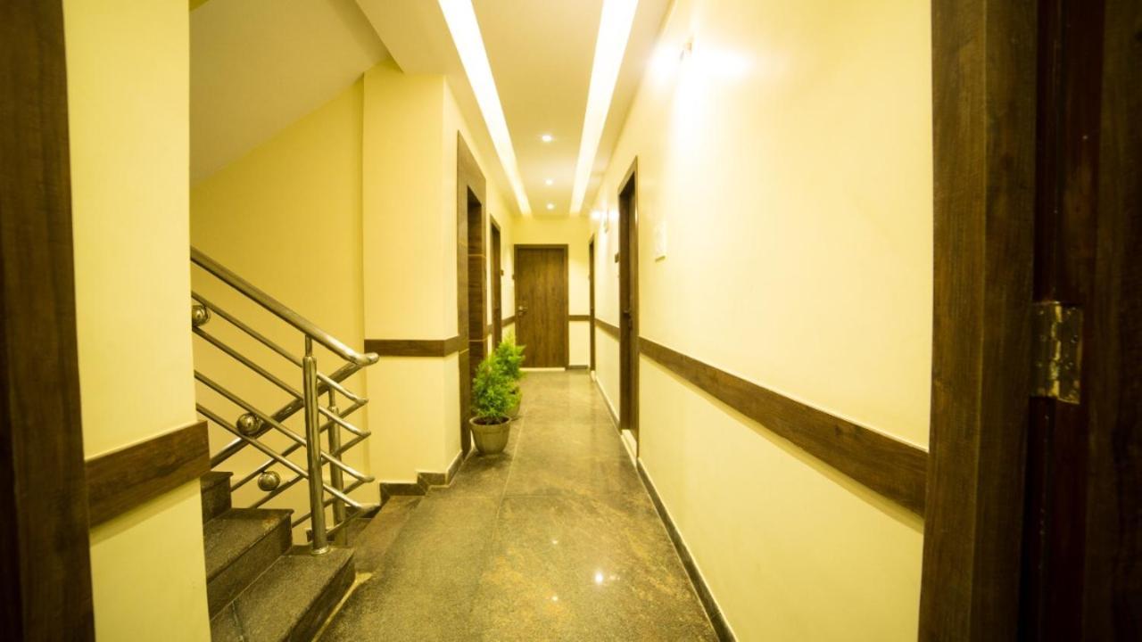 Plaza Heights 3*