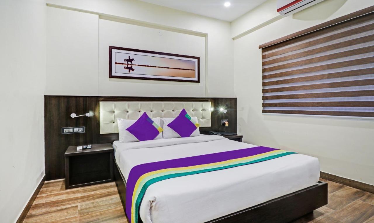 Treebo Premium Raj Vista Global Village Hotel 4*