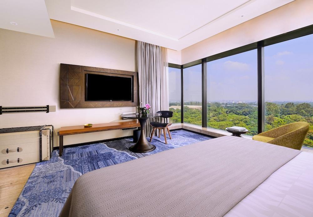The Den, 5*