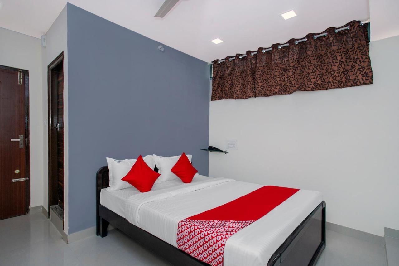 Oyo Golden Arch Near Palace Ground Hotel 3*