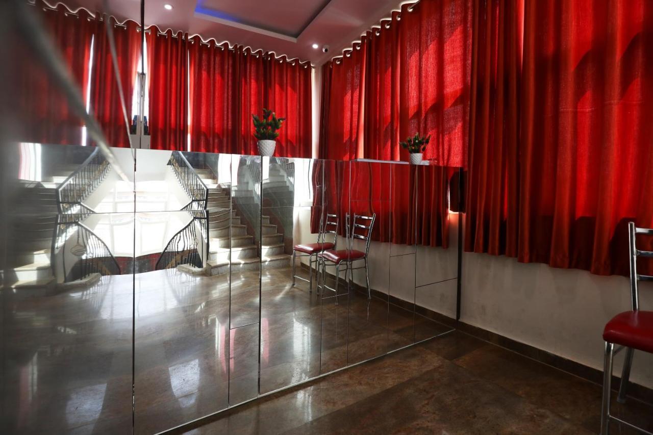 Oyo 16405 Elite Hotel 3*