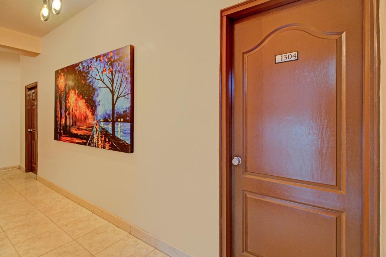 Hotel Oyo Flagship 9018 The Residency 3*