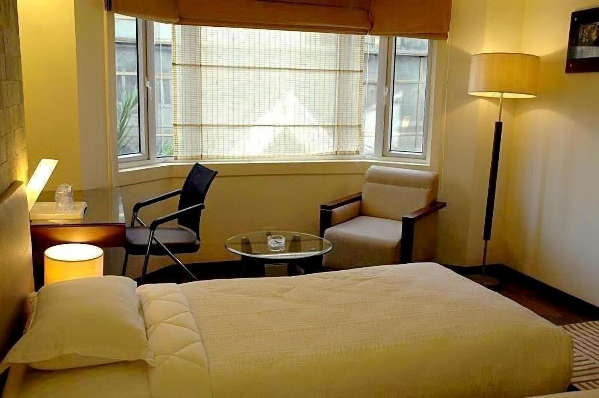 Monarch Luxur - Infantry Road Hotel