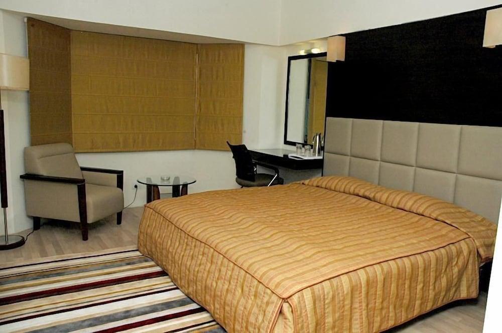 Monarch Luxur - Infantry Road Hotel Bangalore