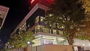 Monarch Luxur - Infantry Road Hotel Bangalore