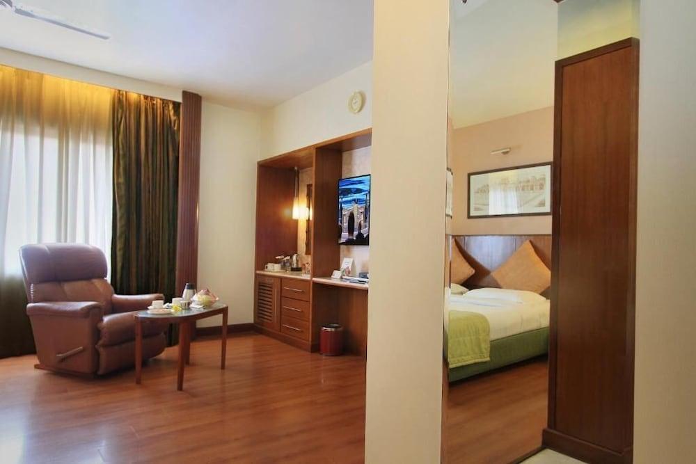 Hotel La Sara Grand Bangalore