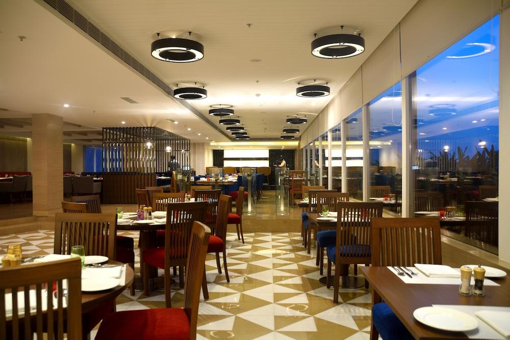 Hotel Sarovar Portico Outer Ring Road 4*