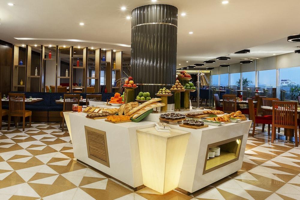 Sarovar Portico Outer Ring Road Hotel 4*