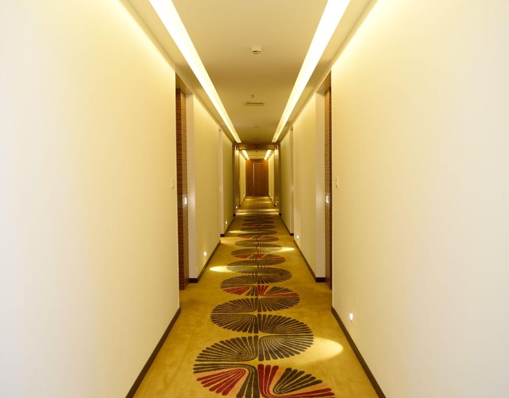 Sarovar Portico Outer Ring Road Hotel 4*