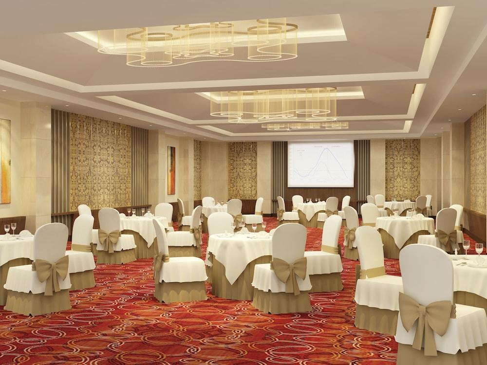 Hotel Sarovar Portico Outer Ring Road