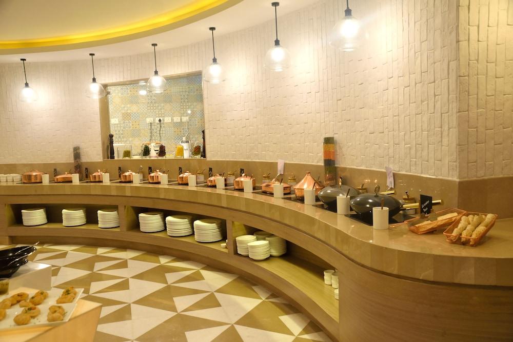 Hotel Sarovar Portico Outer Ring Road 4*