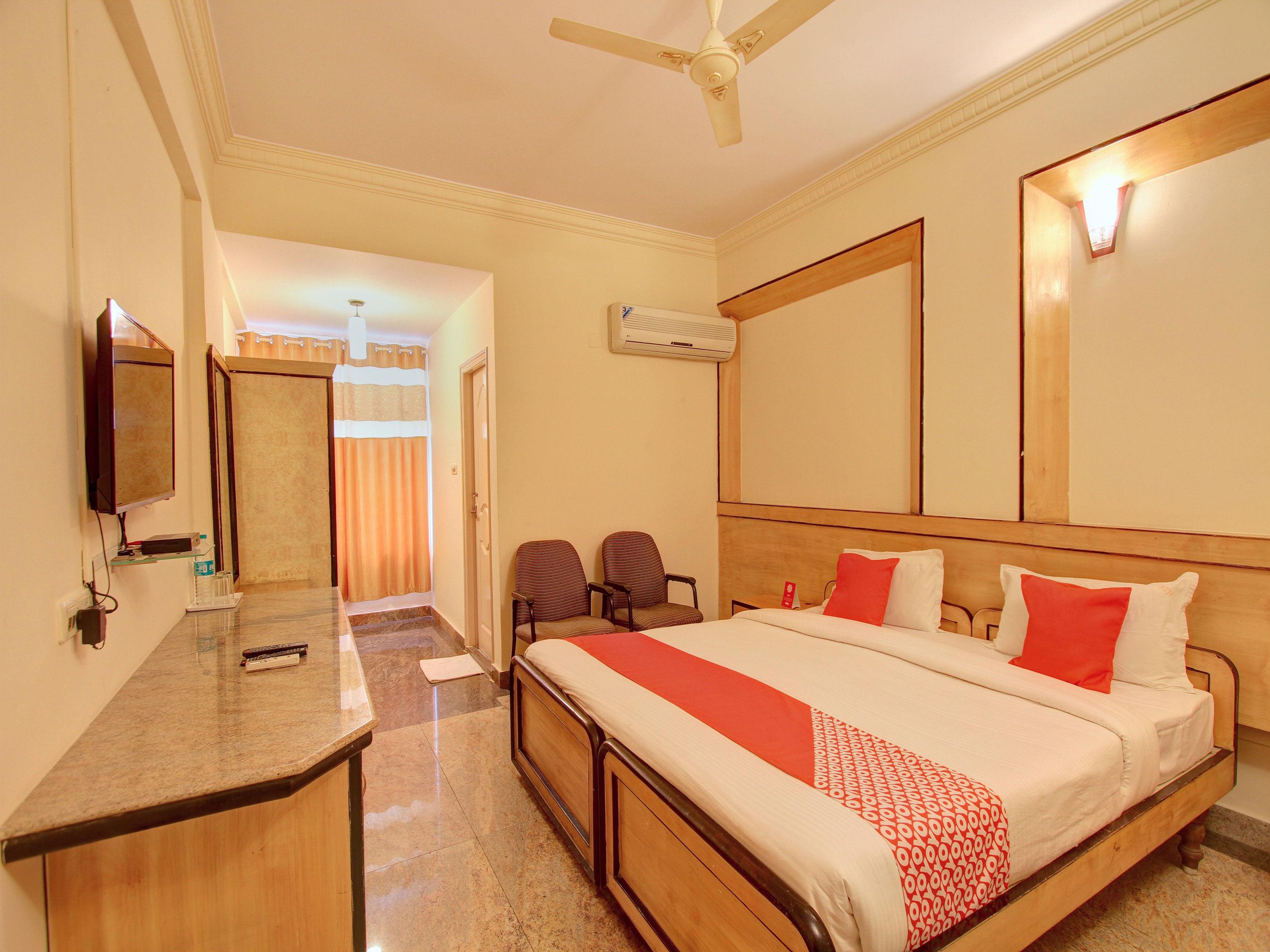 Hotel Oyo 12985 Sabharwal Viceroy 3*