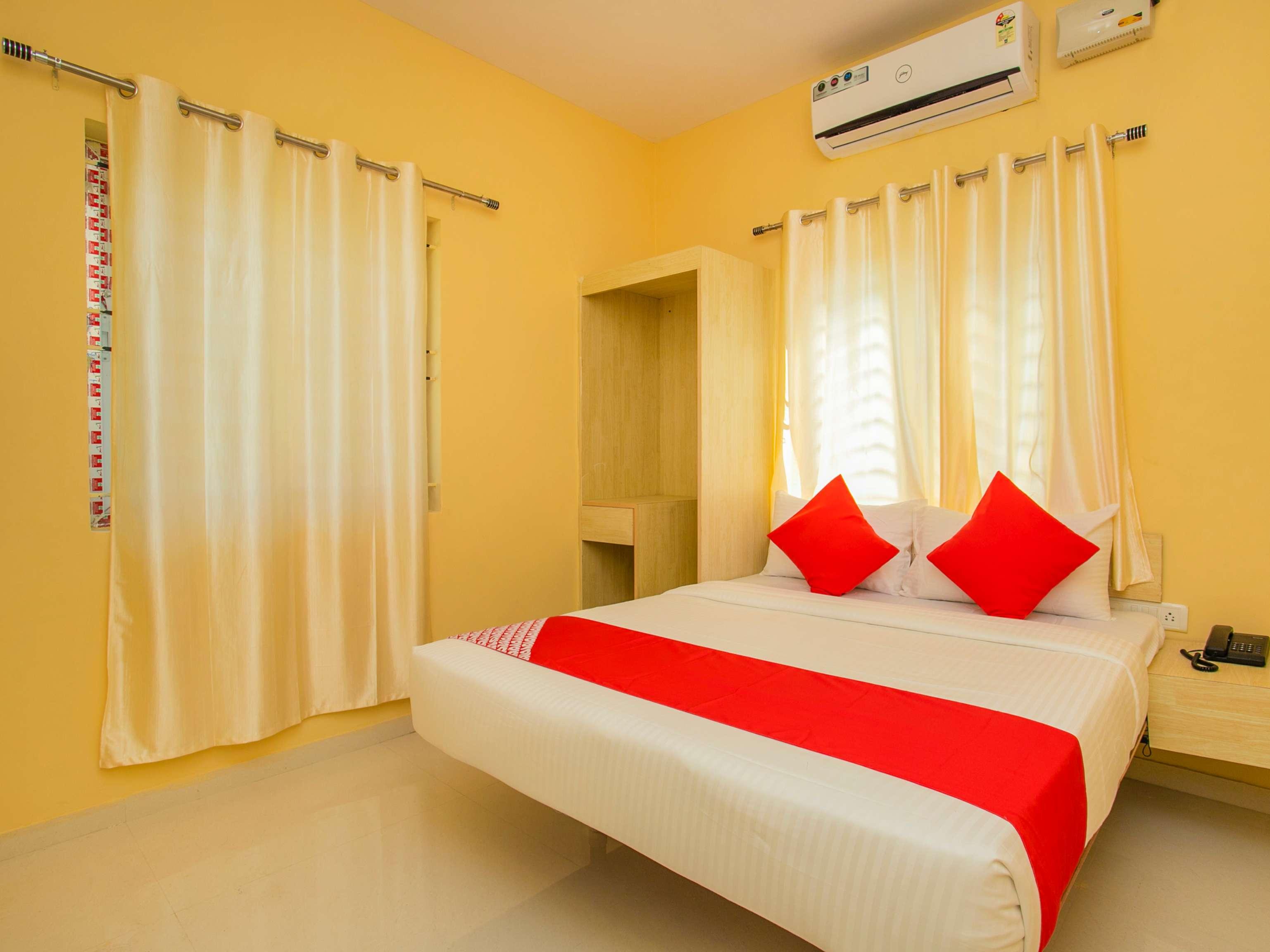 Hotel Varcity Emerald Near Ragigudda Sri Prasanna Anjaneyaswamy Temple 3*
