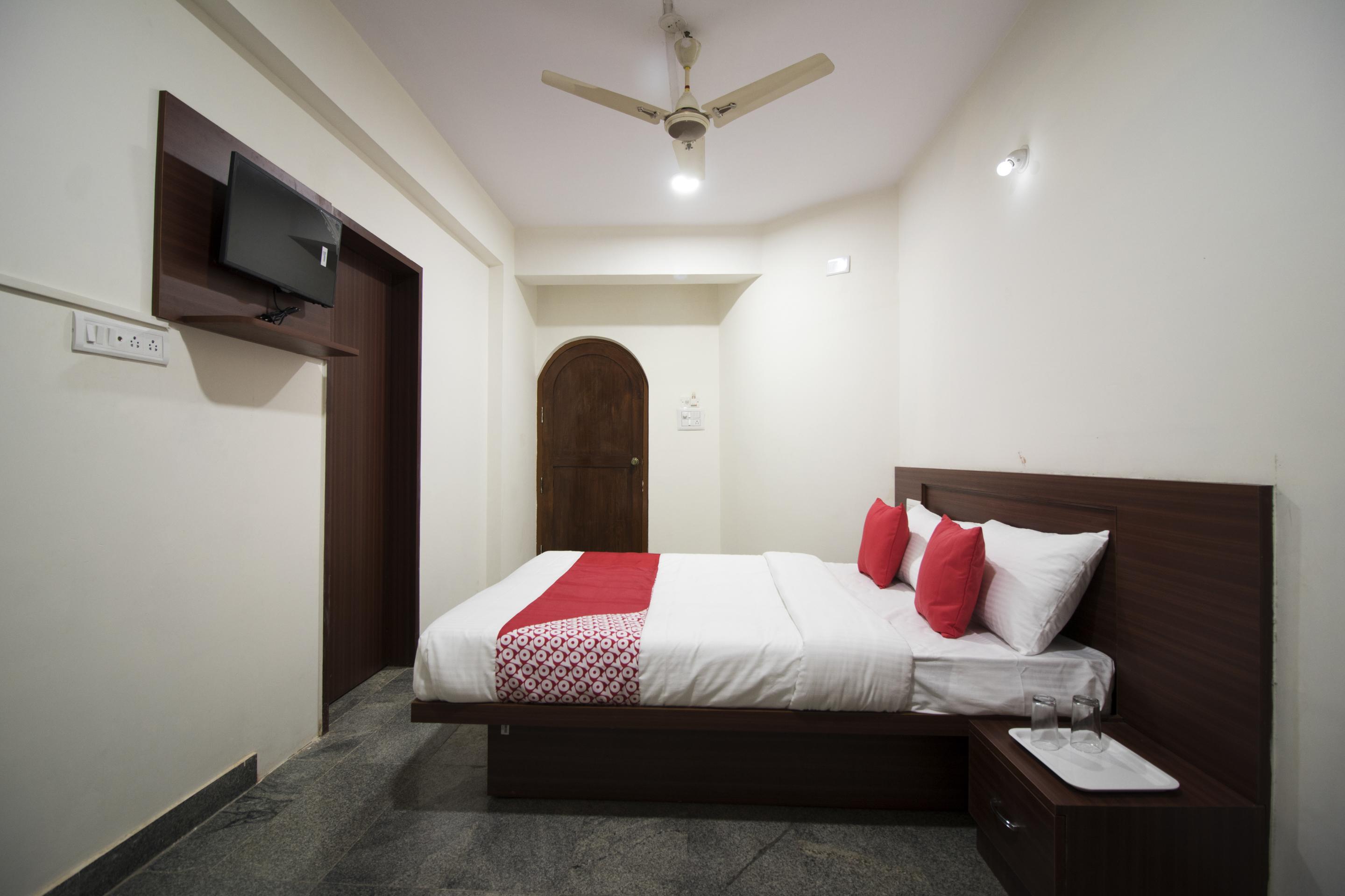 Oyo 22940 Sri Durga Residency Hotel 3*