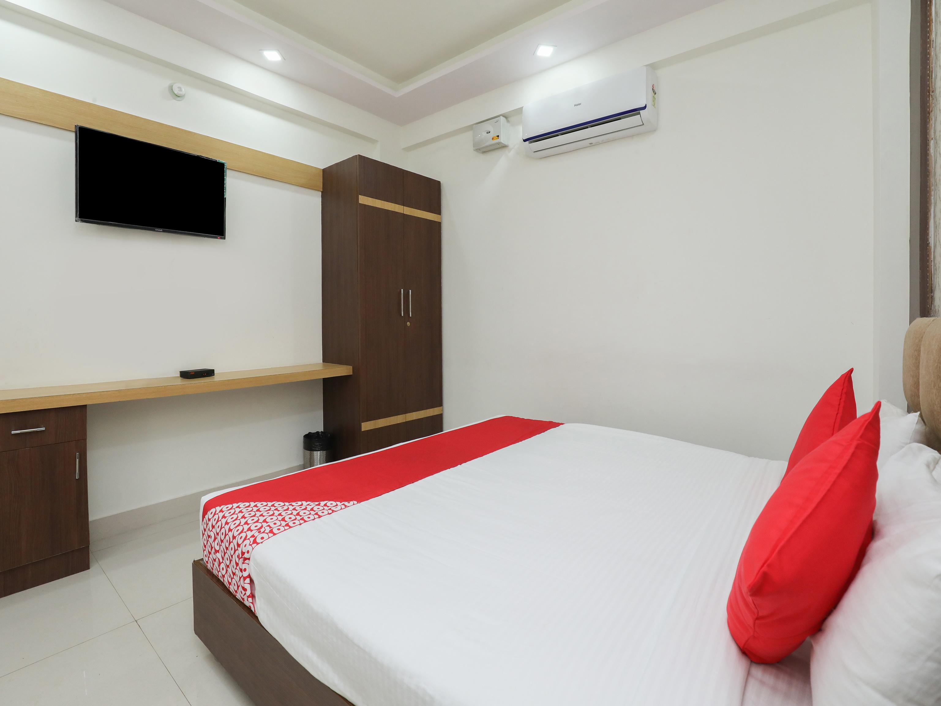 Oyo 12544 Varcity Twin Towers Hotel