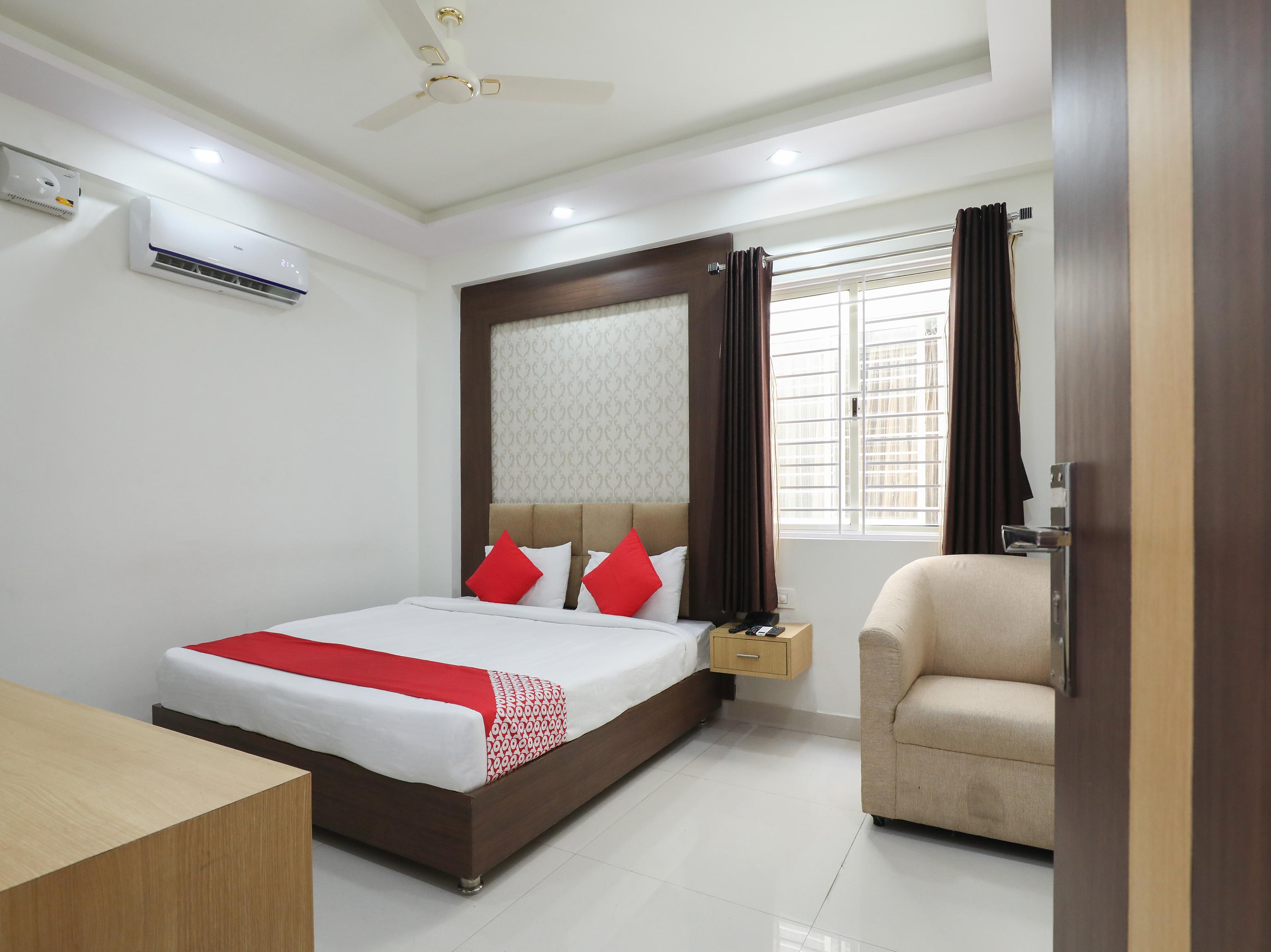 Oyo 12544 Varcity Twin Towers 3*